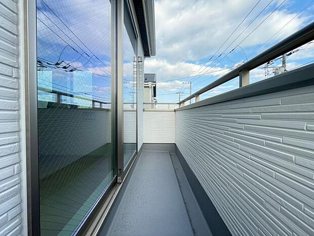 陽の光に照らされるバルコニーを、爽やかな涼風が吹き抜けていきます。