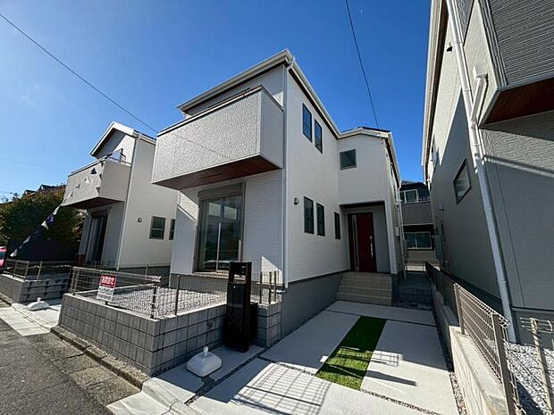 玄関につながる駐車スペースなので、重い荷物の出し入れの負担を最小限に抑えられます。