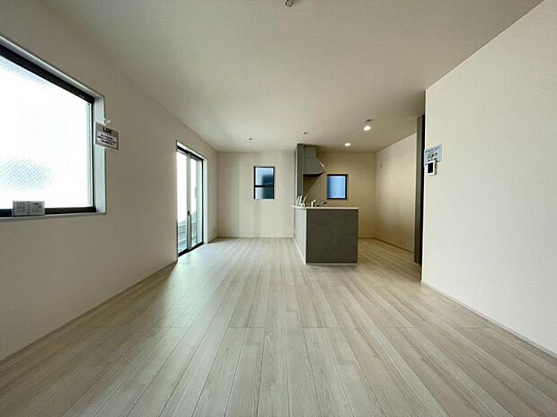 ゆったり17帖の広々リビング。明るさと風が入る窓配置が安らげる空間を演出します。