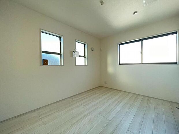 窓からたっぷりと陽光が注がれる、明るく快適なプライベート空間となっています。