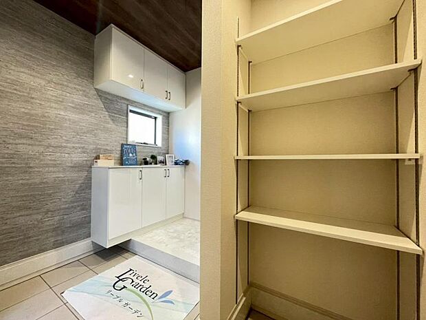 玄関は収納豊富なシューズクローゼットも完備。雑多な玄関でなくスッキリ空間としての家の顔にできるよう設計しました。