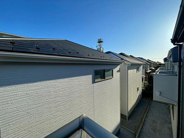 風の通り道。舞い込んでくる風が優しく躍り、室内に爽やかな空気を運んでくる。そこに季節の息吹を感じて、いまがどんな季節なのかを実感する。