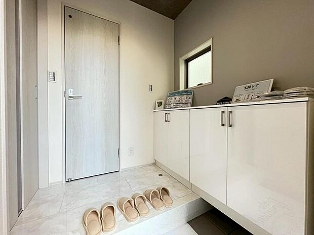 お住まいの顔となる玄関。安らぎに満ちた生活空間を予感させてくれます。