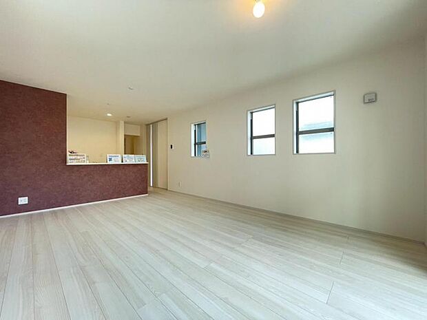 くつろげるリビングは話に夢中になりすぎて、ついつい時間を忘れてしまう。そんな束の間の幸せを感じさせてくれる場所です。