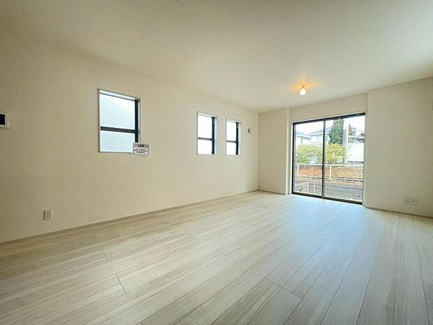 大きなソファを置いてゆったりとご生活頂けるリビング。家族が集まる場所だからこそゆったりとした空間を実現しています。