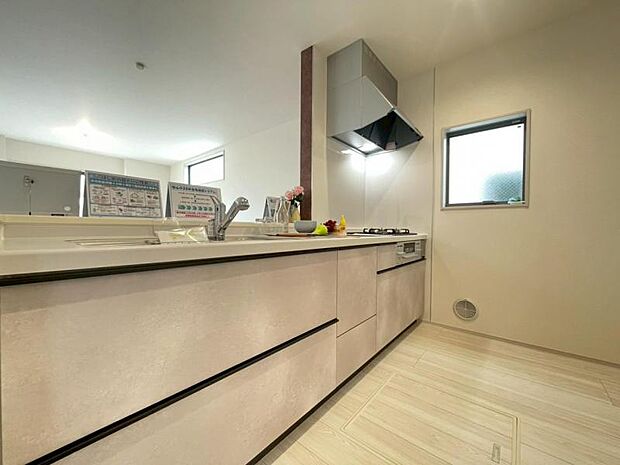 リビングダイニングを見渡せる対面キッチン。収納力のあるキッチンは料理が捗ります。カップボートや冷蔵庫を置いても十分なスペースができます。