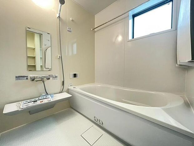 1日の疲れを癒してくれる広々とした浴室は癒しの空間。