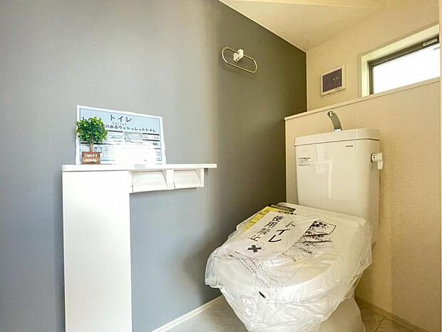 ウォシュレット付きのトイレ。落ち着いた空間で安らぎのひとときをお過ごしいただけます。