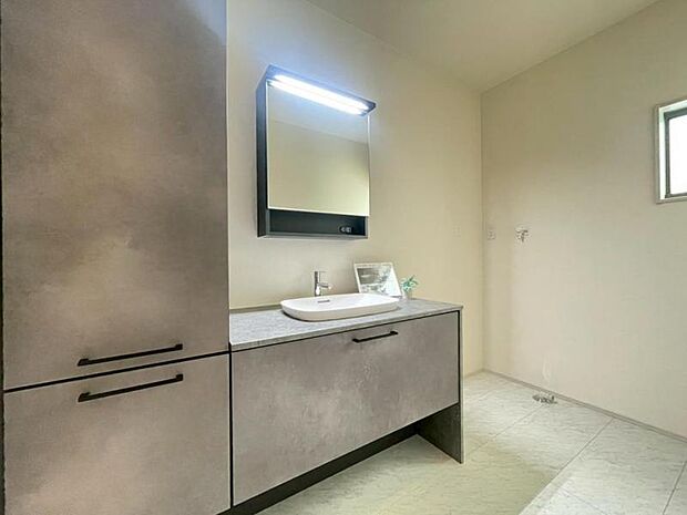 上質な温かみを持つカラーのワイドな洗面台は収納力もあり、いつでもすっきりとした洗面室に。