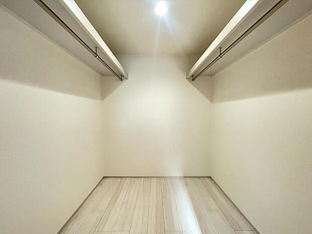 たくさんの洋服をかけることができる収納力と取り出しやすさが魅力のWIC。スーツケース、ストック品など何でも収納できる嬉しい空間です。