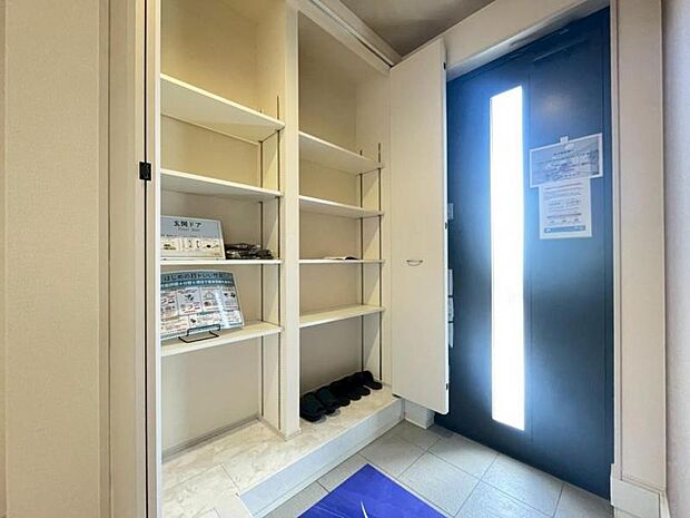 シューズボックスにはご家族みんなの靴をたっぷりの収納できます。