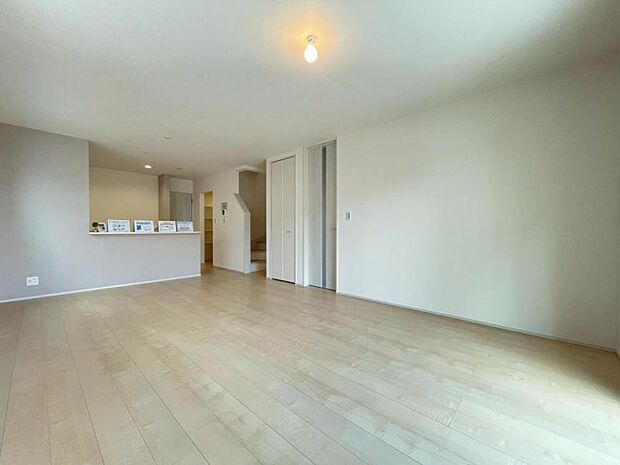 ソファーやダイニングテーブルを置いてもゆとりのある広々リビングです。ご家族みなさんで寛げる空間をぜひ現地で体感してみてください。