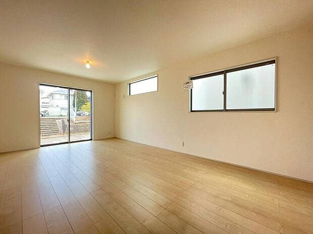 ゆったり18.5帖の広々リビング。明るさと風が入る窓配置が安らげる空間を演出します。