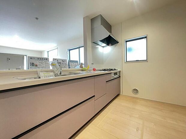 ご家族と顔を合わせながら調理できるカウンタータイプのキッチンは、開放的な雰囲気を創ります。