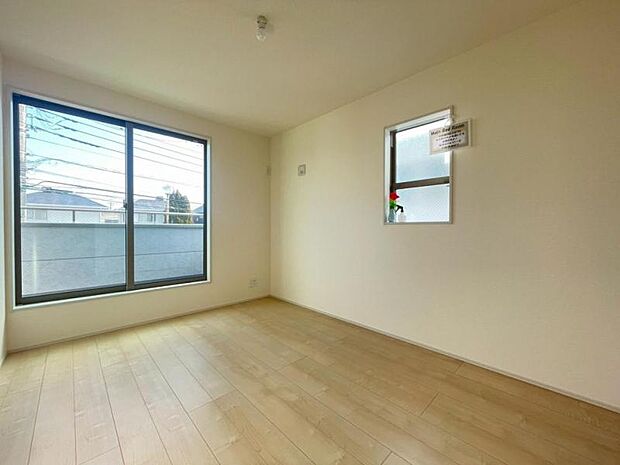 大きな窓からたっぷりと陽光が注がれる明るい空間。一日の疲れをいやしてくれる主寝室。