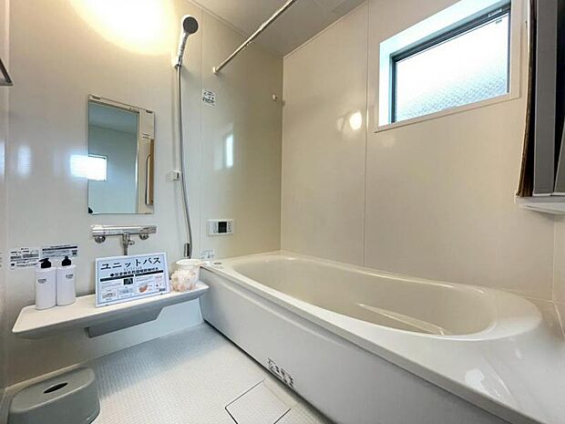 光に照らし出されたバスルーム。広い浴槽にゆっくりと身を沈め深く瞑想をすれば、また新たな活力が膨らんできます。