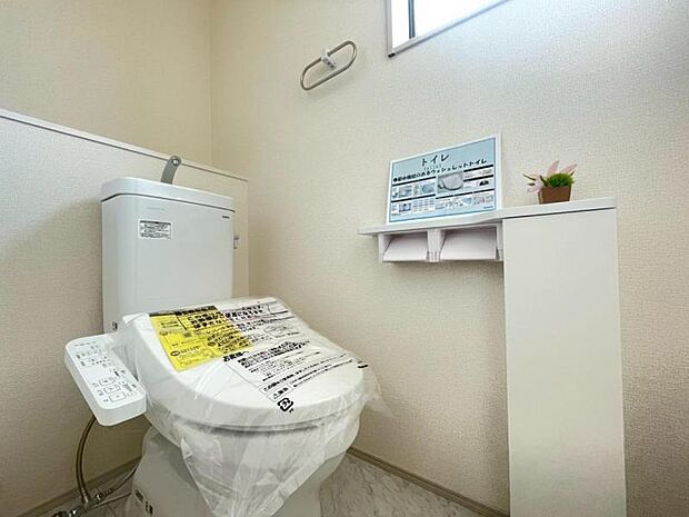 ウォシュレット付きのトイレ。落ち着いた空間で安らぎのひとときをお過ごしいただけます。