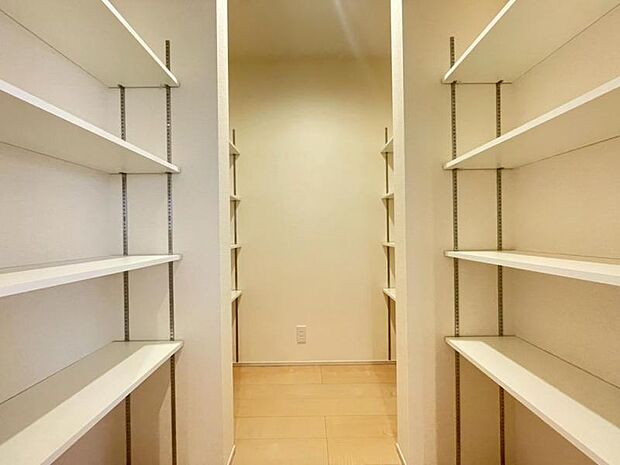 食品や食器を収納出来るウォークインタイプのパントリーです。乱雑になりがちな調理家電などをスッキリまとめる事が出来ます。