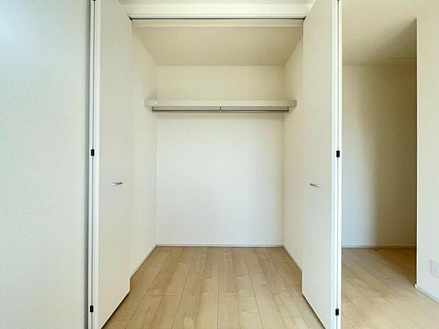 クローゼットには棚やハンガーパイプが付いており、スーツや上着などがスッキリ収納可能です。