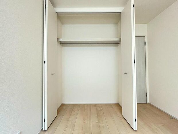 各部屋に備えられたクローゼット。普段使わないものなども収納可能ですので、居室を広く使うことが出来ます。