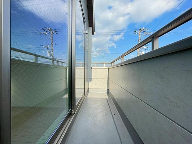 陽の光に照らされるバルコニーを、爽やかな涼風が吹き抜けていきます。