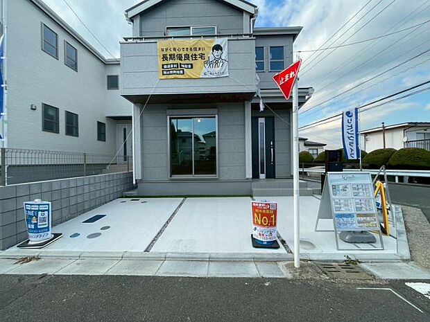 建物につながる駐車スペース。重いものの、荷物の出し入れも安心です。