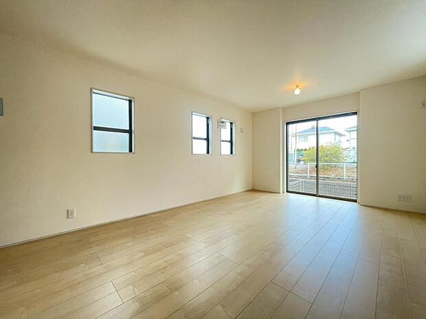 光と風があふれる開放的なリビングダイニングには、自然と家族みんなが集まってきます。