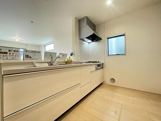 ご家族と顔を合わせながら調理できるカウンタータイプのキッチンは、開放的な雰囲気を創ります。