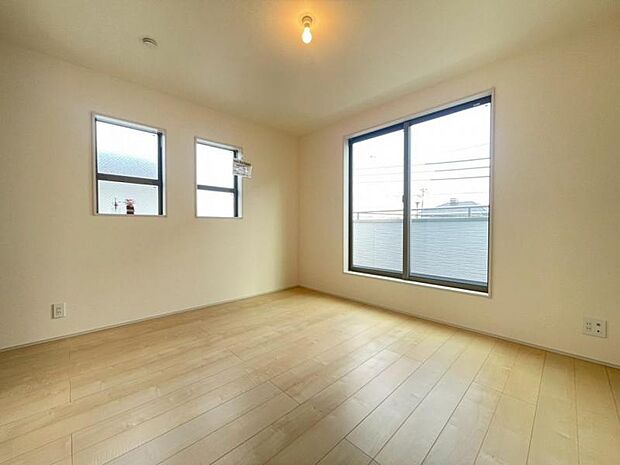 大きな窓からたっぷりと陽光が注がれる明るい空間。日々の疲れを癒してくれる主寝室。