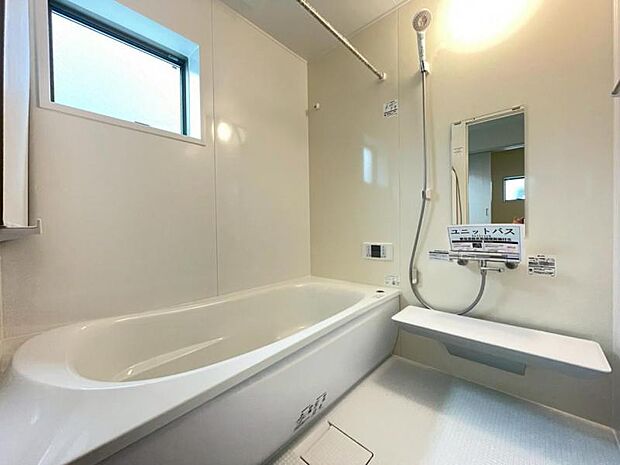 光に照らし出されたバスルーム。広い浴槽にゆっくりと身を沈め深く瞑想をすれば、また新たな活力が膨らんできます。