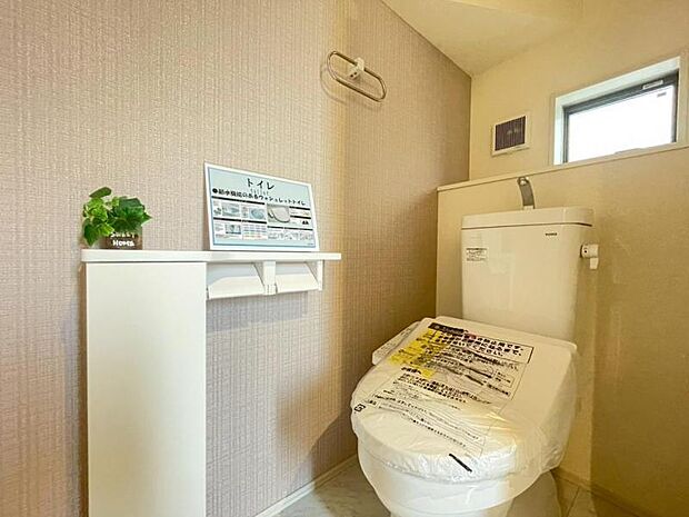 ウォシュレット付きのトイレ。落ち着いた空間で安らぎのひとときをお過ごしいただけます。
