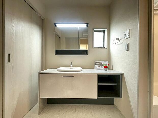 清潔感と機能性を備え、一日の始まりと終わりを心地よく演出してくれるパウダールームです。