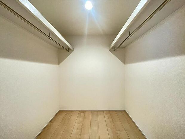 たくさんの洋服をかけることができる収納力と取り出しやすさが魅力のWIC。スーツケース、ストック品など何でも収納できる嬉しい空間です。