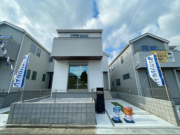 主張し過ぎないシャープなフォルムで佇む邸宅は、完成形の姿を見せてくれます。