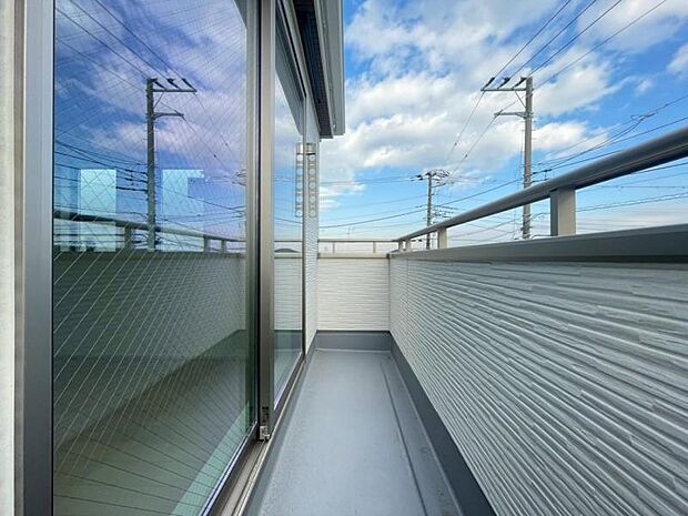 陽の光に照らされるバルコニーを、爽やかな涼風が吹き抜けていきます。