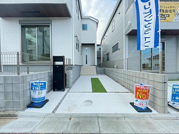 建物につながる駐車スペース。重いものの、荷物の出し入れも安心です。