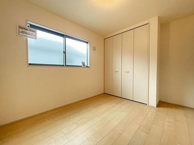 広々した納戸は、充分な収納スペースを確保しており、多目的にお使いいただける便利な空間です。