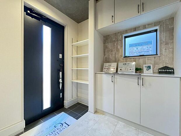 高いデザイン性を持つ玄関は、安らぎに満ちた生活空間を予感させてくれます。