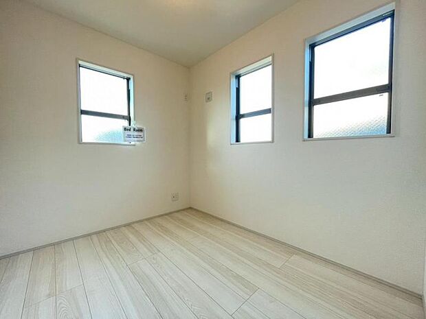 窓からたっぷりと陽光が注がれる、明るく快適なプライベート空間となっています。