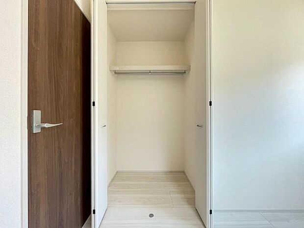 各居室にクローゼットがあり、洋服ダンスなどを置く必要がないのでお部屋を広く使えます。
