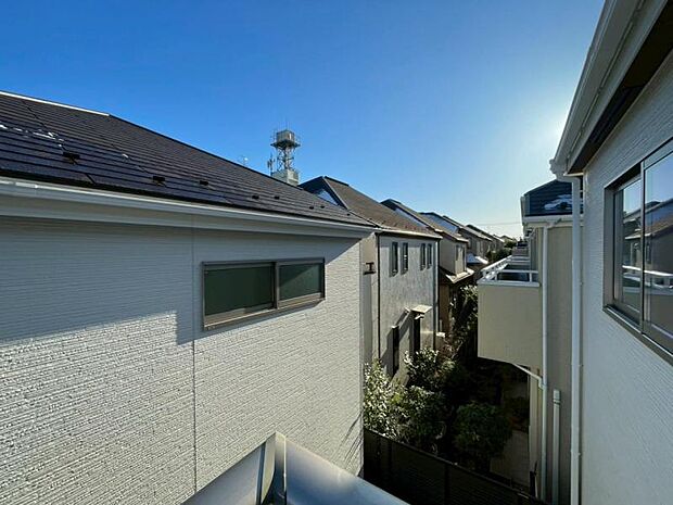 風の通り道。舞い込んでくる風が優しく躍り、室内に爽やかな空気を運んでくる。そこに季節の息吹を感じて、いまがどんな季節なのかを実感する。