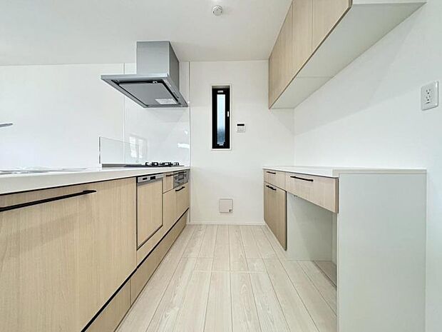 リビング全体が見渡せる対面式システムキッチン。お子様達がいつもママのそばにいられる安心感も生まれます。食事の用意をしながら家族との会話も弾み笑顔溢れる空間です。