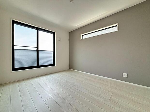 窓からたっぷりと陽光が注がれる、明るく快適なプライベート空間となっています。