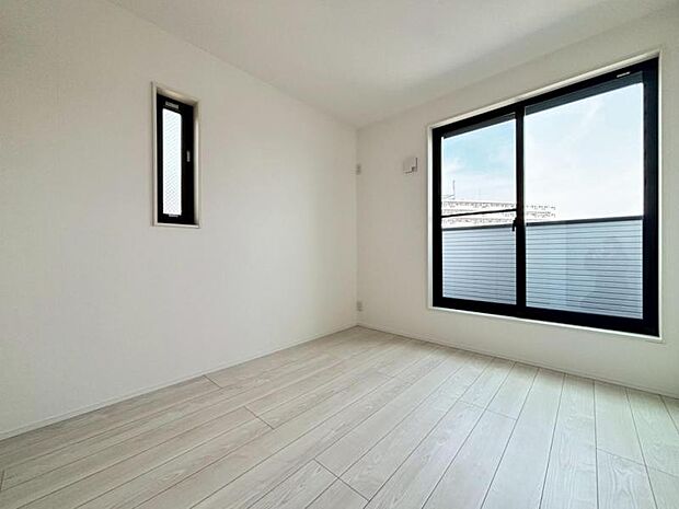 家族個々の安らぎの空間。誰もが好みで飾れるシンプルな室内に仕上げてあります。