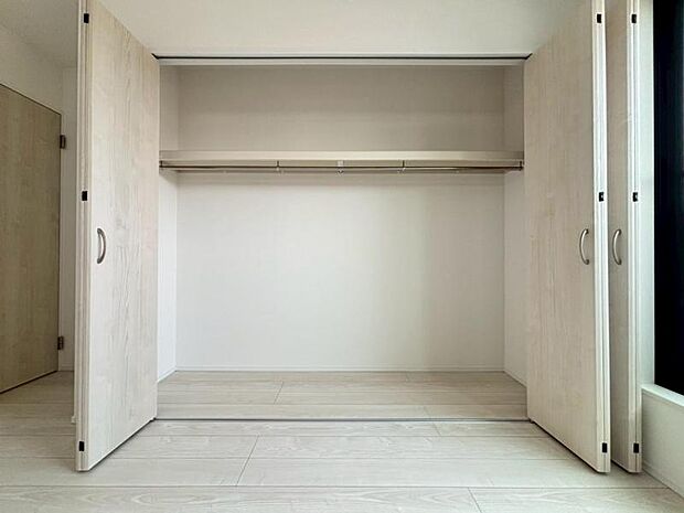 収納スペースを確保しております。季節のお洋服など保管が可能です。