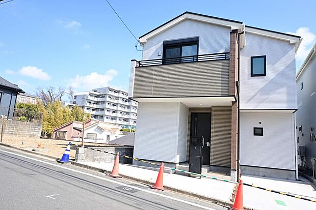 街に溶けこみ美しい景観を生み出すこの邸宅は採光や風通しまで考え抜いて造りあげました。