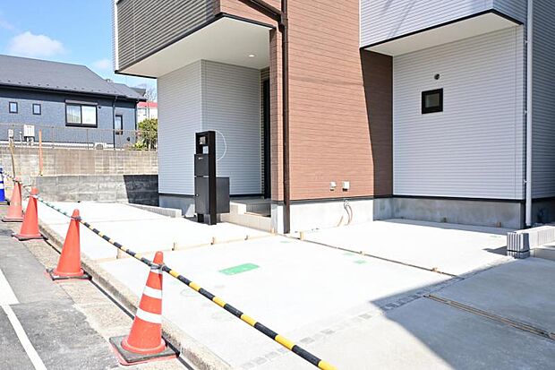 前面道路が広く、間口もゆったり。駐車が苦手なママもらくらく停められます。