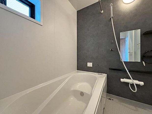 清潔感と和らぎあるカラーで統一し、ゆったりお使い頂ける柔らかな曲線で構成された、半身浴も楽しめるバスタブが心地よさをもたらします。