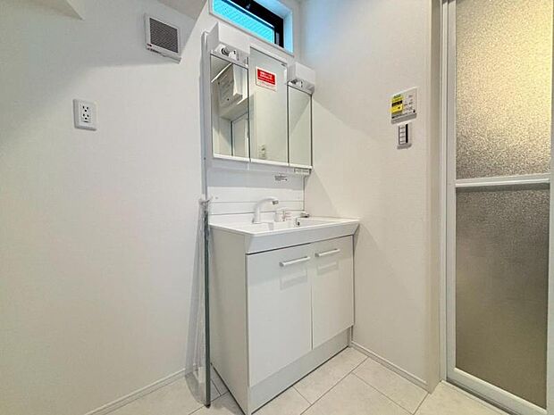 三面鏡の付いた洗面化粧台は、鏡面裏側にも機能的な収納を配置。普段使いの洗面小物やスキンケア用品などが衛生的に保管できます。