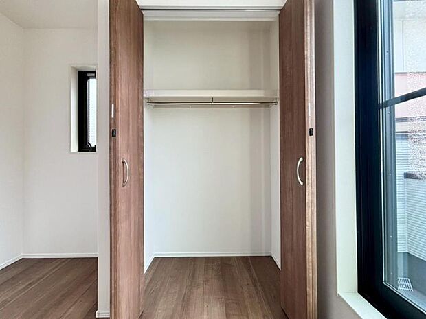 各居室にクローゼットがあり、洋服ダンスなどを置く必要がないのでお部屋を広く使えます。